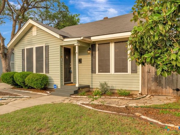 1702 N Vine Street , Victoria, TX 77901