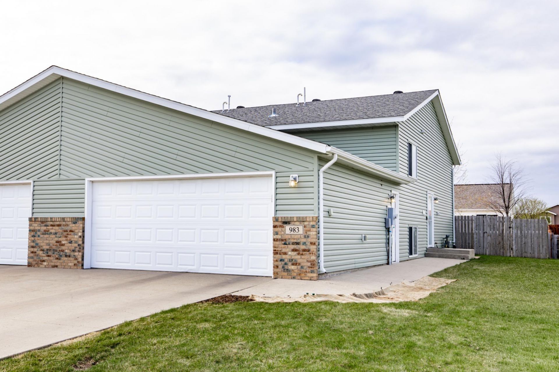 983 42nd Avenue W, West Fargo, ND 58078 Main Photo
