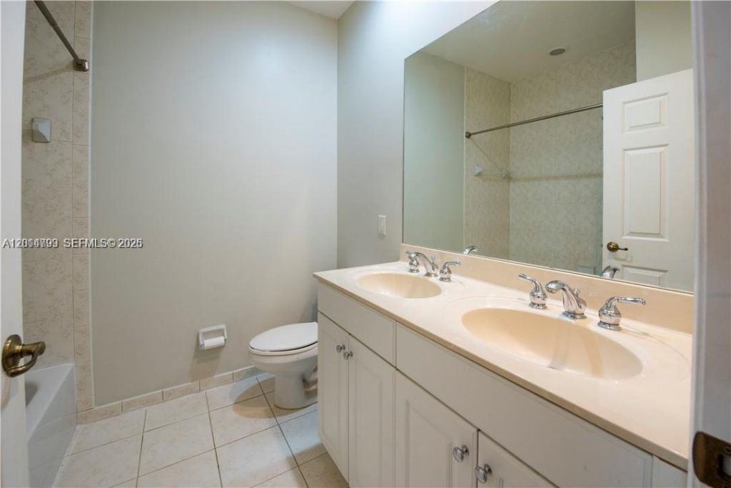 3371 Lakeside Dr , Unit 27, Davie, FL 33328 Photo