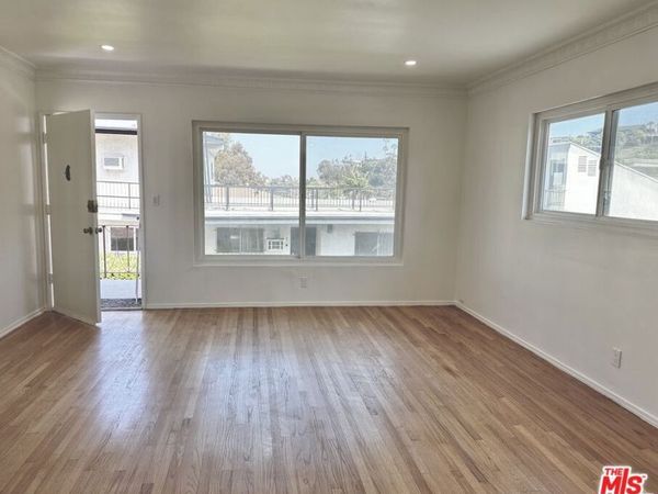 4205 Don Tomaso Drive, Unit 4, Los Angeles, CA 90008