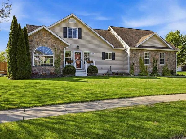 1019 Chamberlain Dr, Iowa City, IA 52240