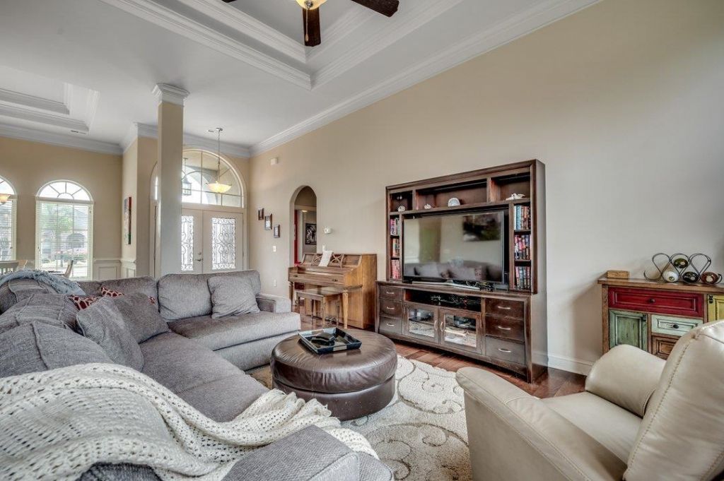 9060 Abingdon Dr. Photo 6