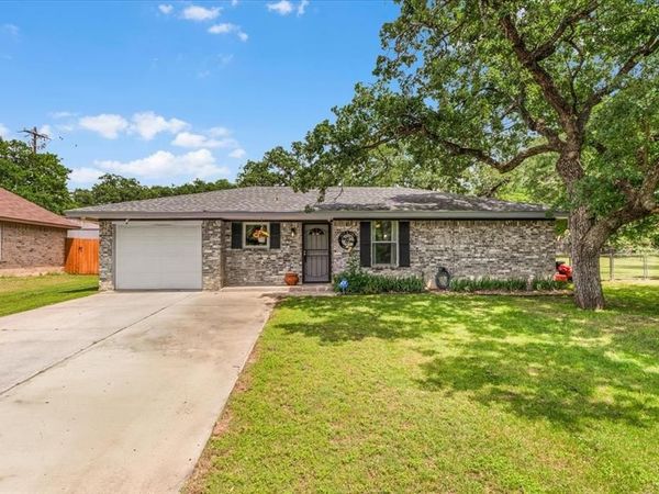 105 Rhoades Street, Azle, TX 76020