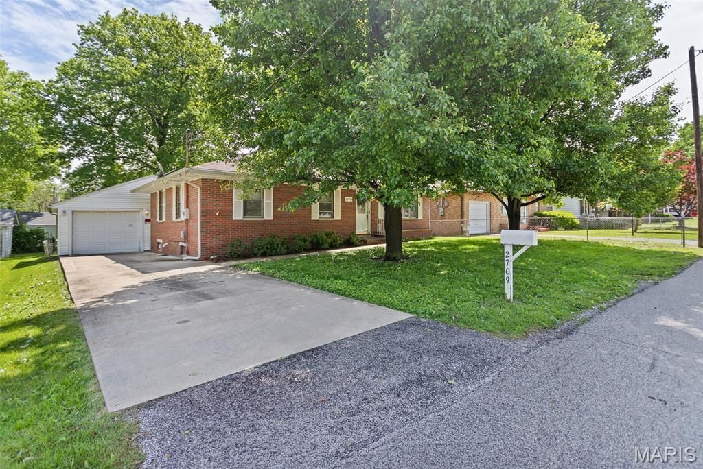 2709 Greenwood Lane, Godfrey, IL 62035 Main Photo