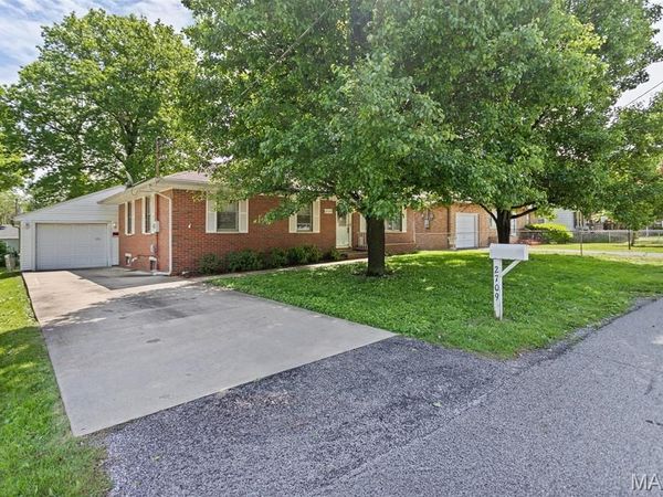 2709 Greenwood Lane, Godfrey, IL 62035