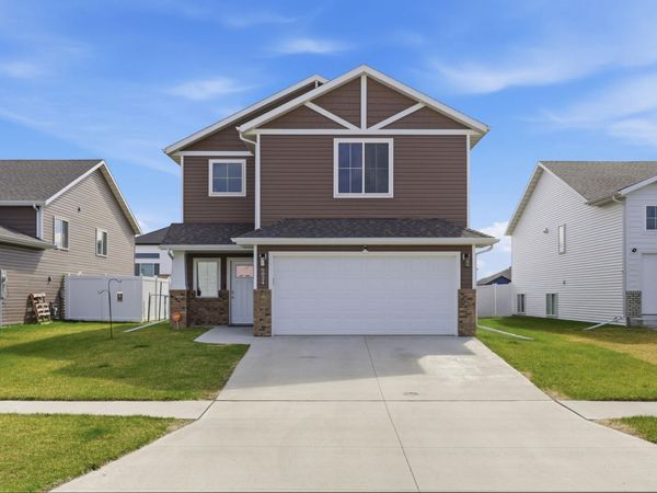 6824 Meadow View Drive S, Fargo, ND 58104