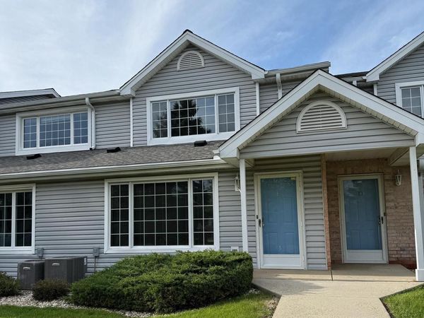 10320 Whitnall Edge CIRCLE, Unit E, Franklin, WI 53132