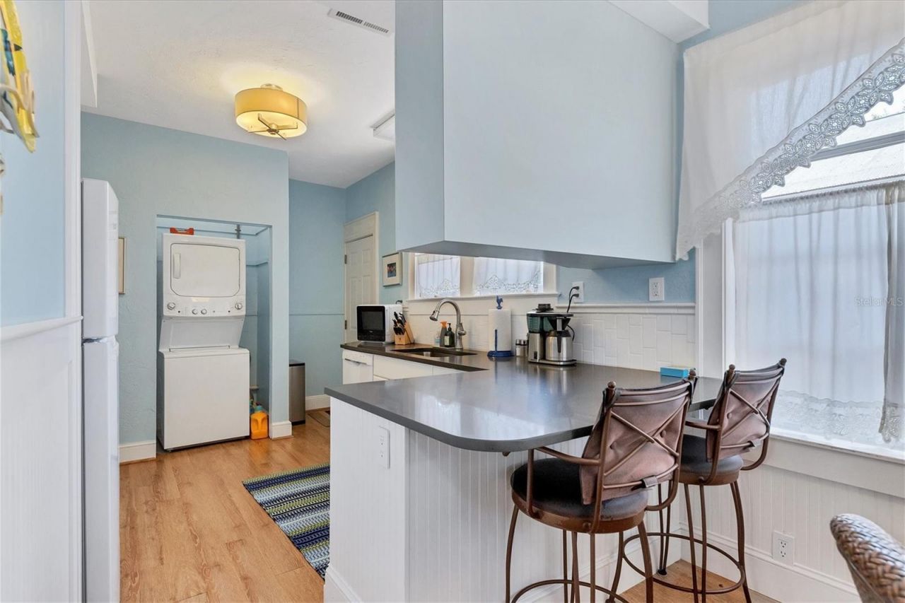 1676 Oak Street , Sarasota, FL 34236 Photo