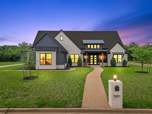 257 Fox Run Lane , Robinson, TX 76706