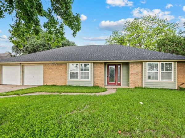 204 Overcrest Drive, Benbrook, TX 76126