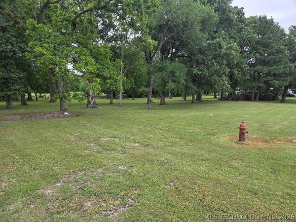Hawkins Drive , Eufaula, OK 74432