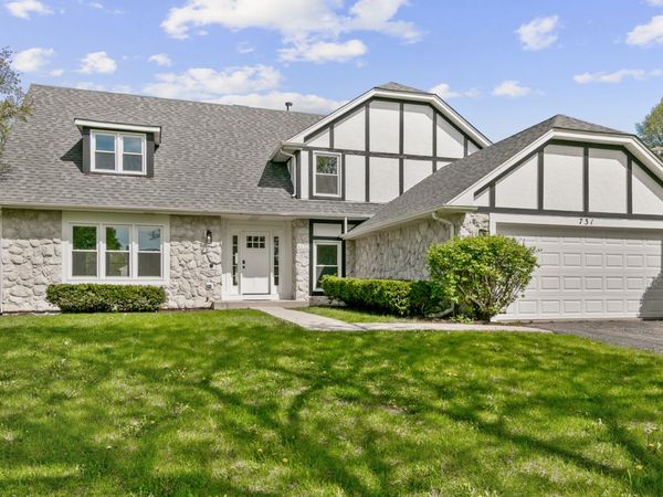 731 Roaring Brook Lane , Algonquin, IL 60102