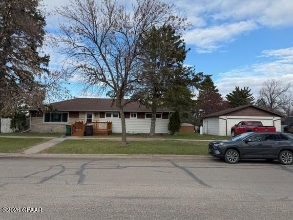 206 3RD Street SE, Hillsboro, ND 58045