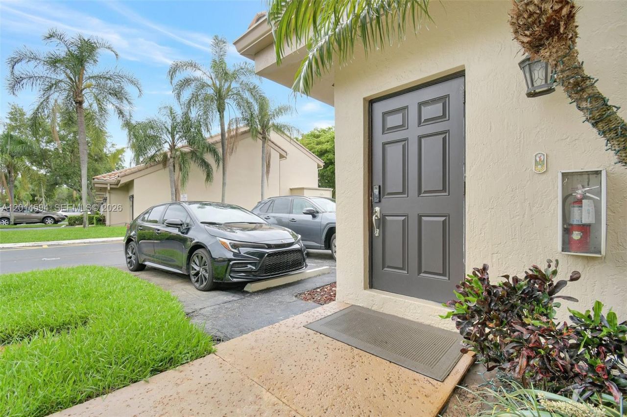 16339 Malibu Dr , Unit 22, Weston, FL 33326 Photo