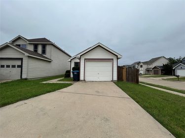 10745 Many Oaks Drive, Fort Worth, TX 76140