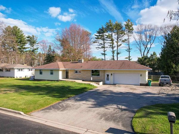 929 EDGEWOOD CIRCLE, Marinette, WI 54143