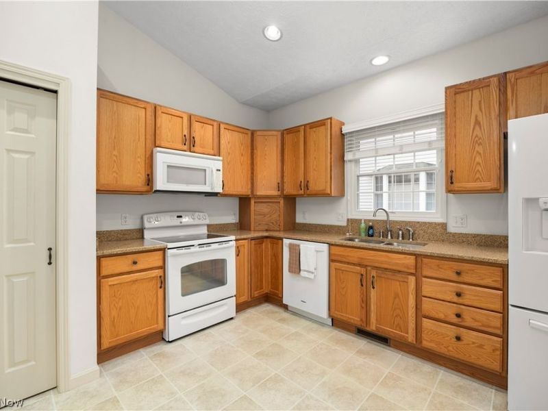33888 Maple Ridge Boulevard , Avon, OH 44011 Photo 12