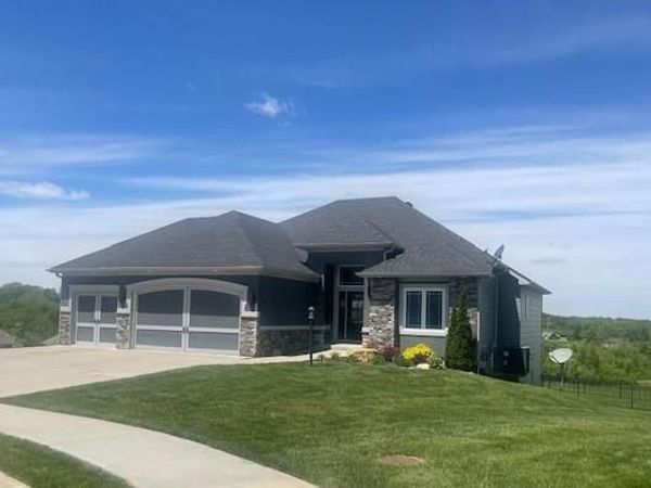 4200 Castlegate Court, St Joseph, MO 64505