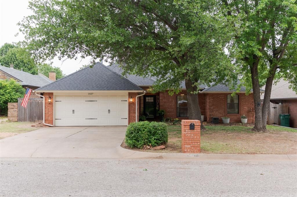 1627 Country Place Road, Oklahoma City, OK 73131 Main Photo