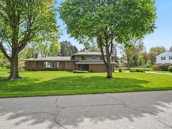 1226 Woodkrest Drive, Flint Twp, MI 48532