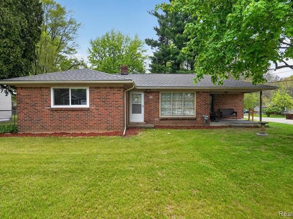 403 Pond Street , Pinckney Vlg, MI 48169