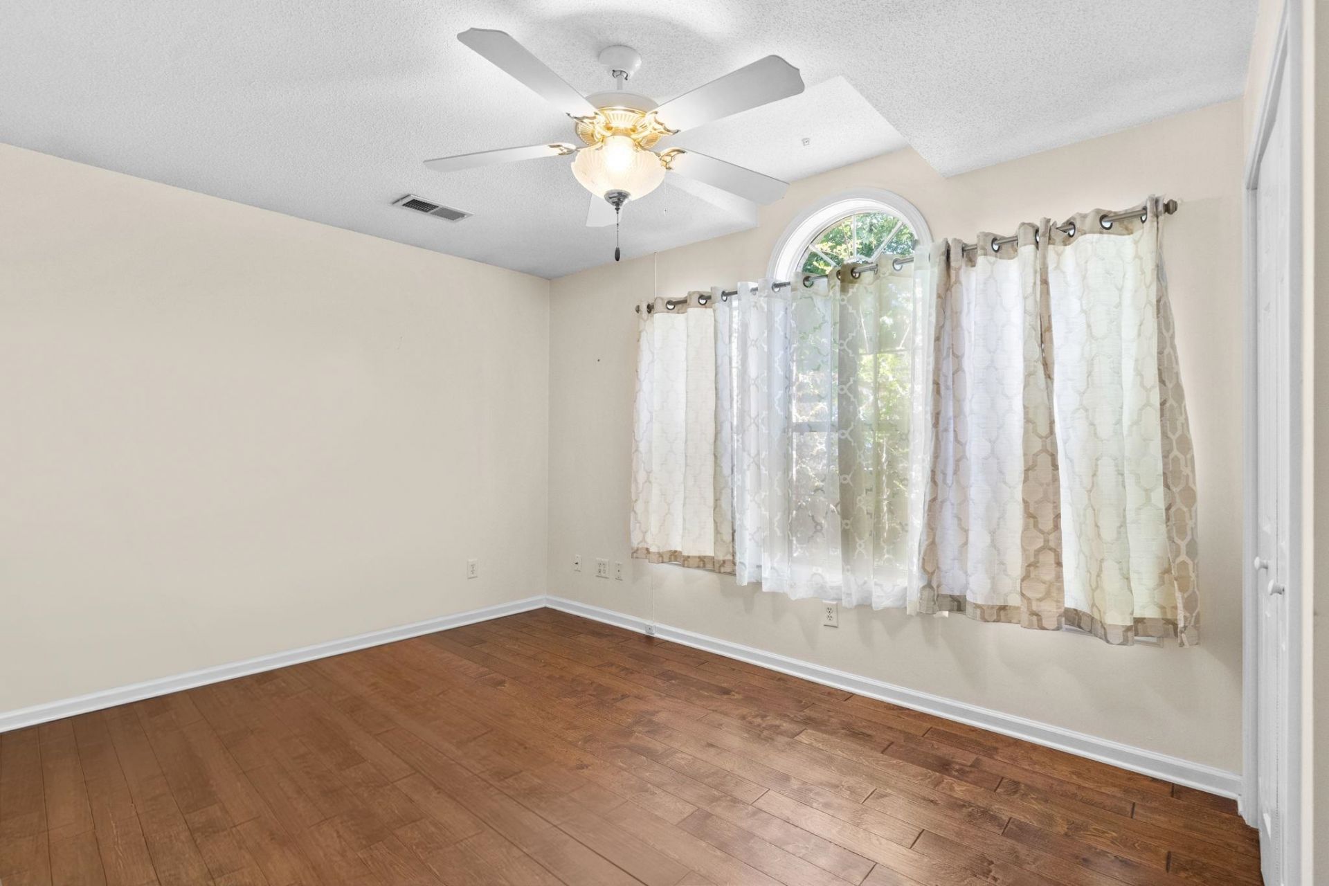 205 Prestwick Rd. Photo 36