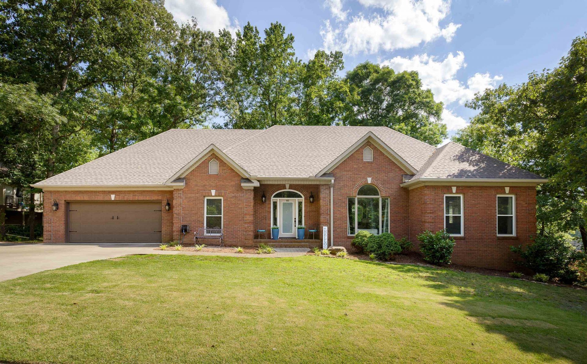 405 Lakeside Cr, Muscle Shoals, AL 35661 Main Photo