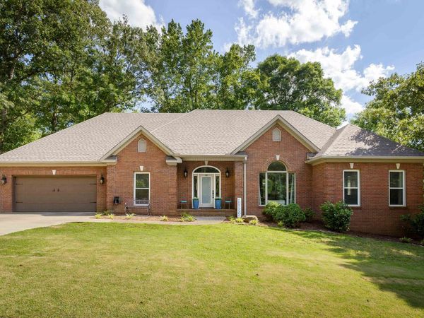 405 Lakeside Cr, Muscle Shoals, AL 35661