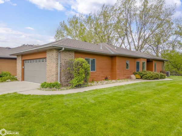 2005 Hunters Ridge Dr, Mason City, IA 50401