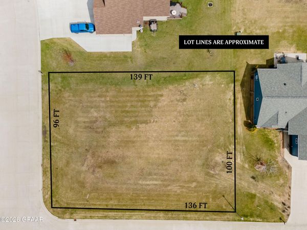 2546 SAINT ANDREWS Drive NW, East Grand Forks, MN 56721