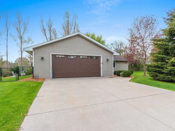 5023 COUNTRY BREEZE LANE, Larsen, WI 54947