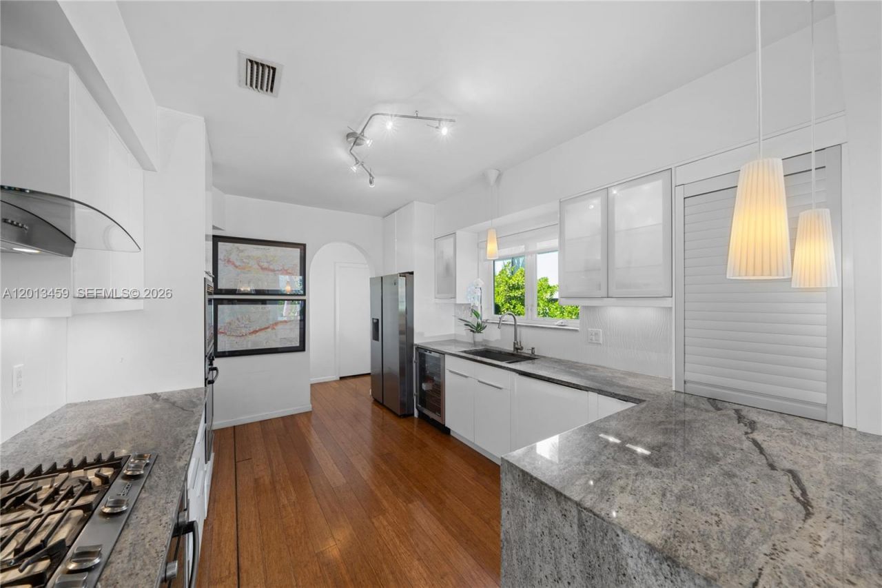 1281 S Venetian Way , Miami, FL 33139 Photo