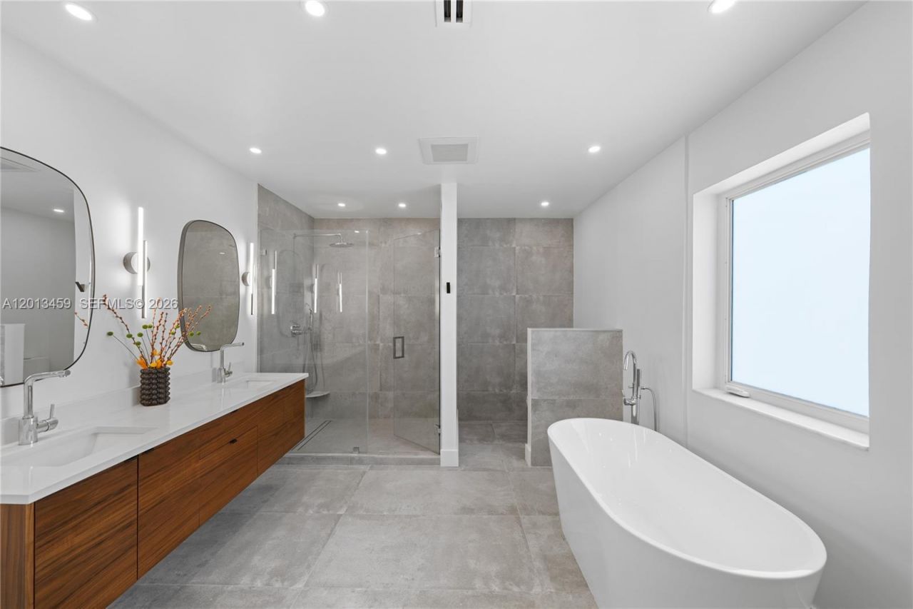 1281 S Venetian Way , Miami, FL 33139 Photo