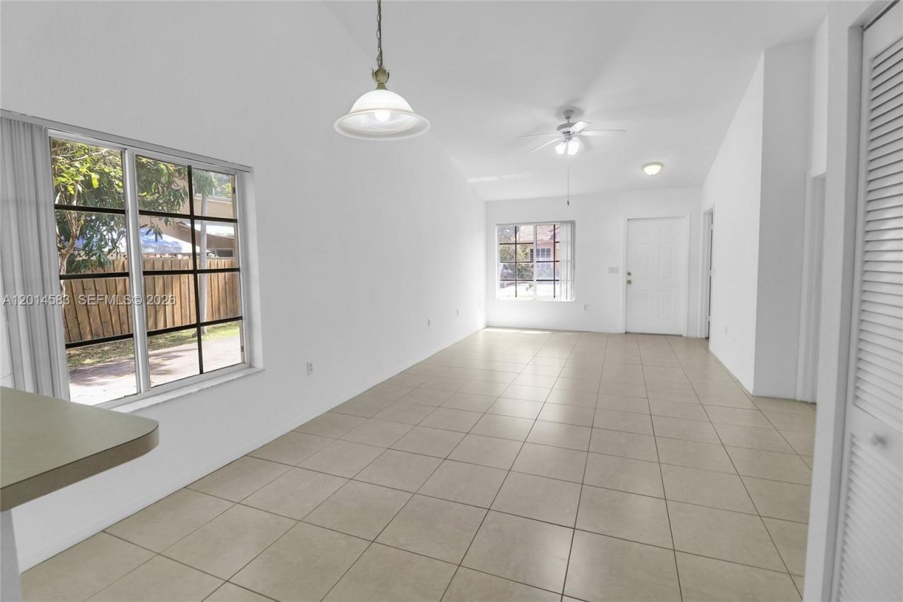 117 SE 3rd Ave, Unit 9, Hallandale Beach, FL 33009 Photo