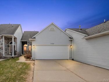 734 Challenging Trail, South Lyon, MI 48178