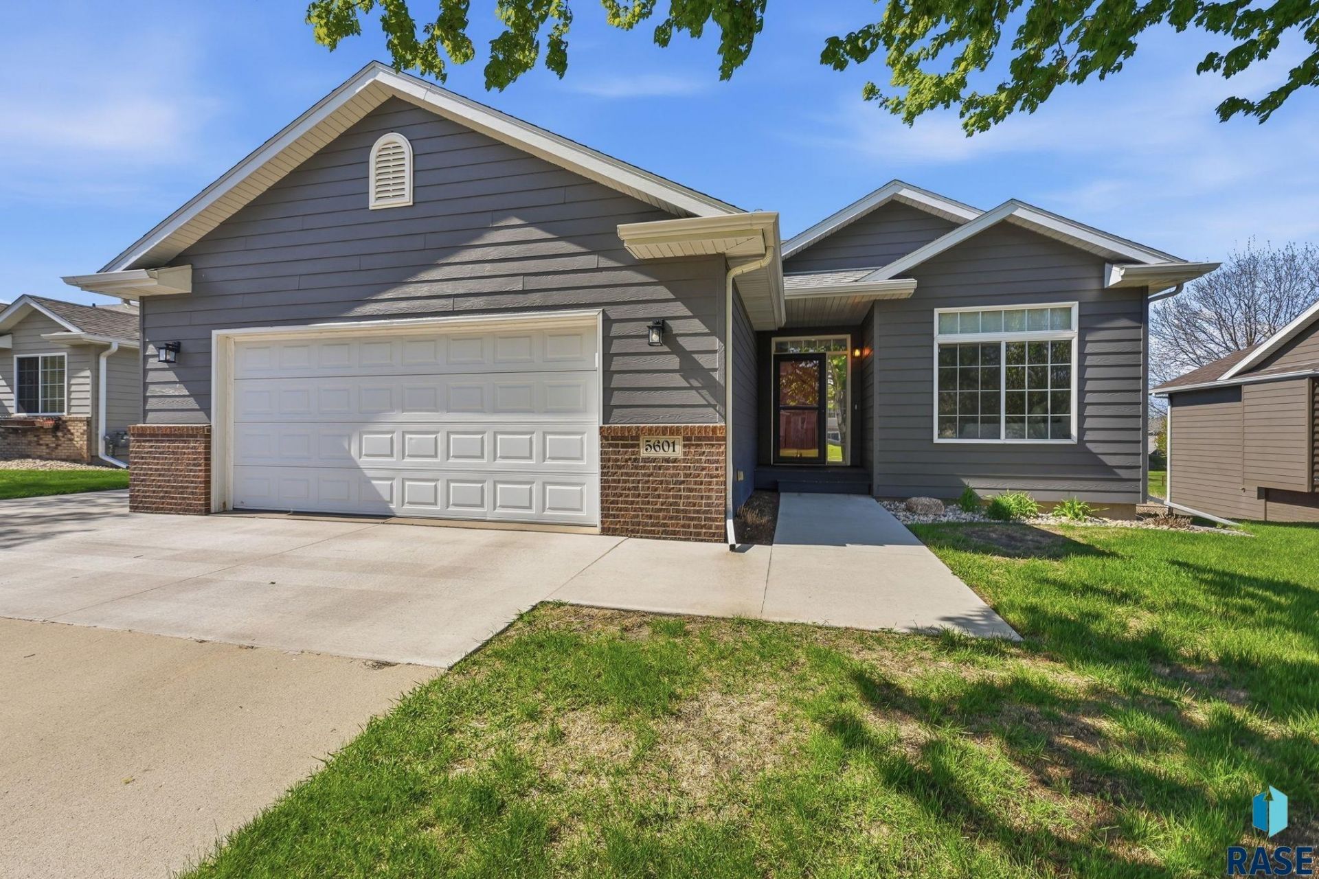 5601 W Pineridge Dr, Sioux Falls, SD 57107 Main Photo