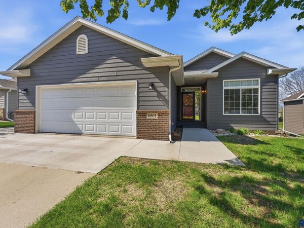 5601 W Pineridge Dr, Sioux Falls, SD 57107