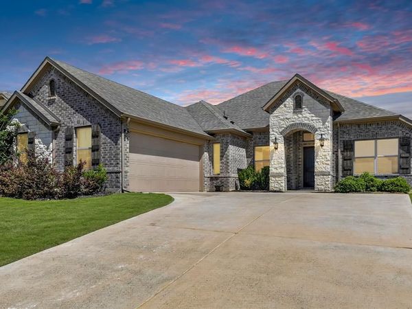 136 Gleeson Drive, Red Oak, TX 75154