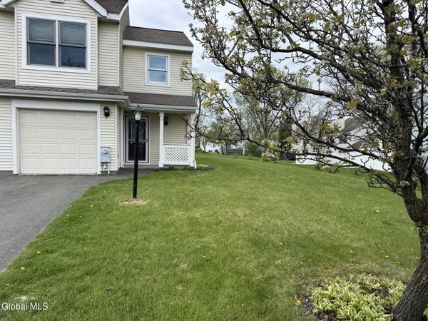 10 Sandra Lane, Rensselaer, NY 12144
