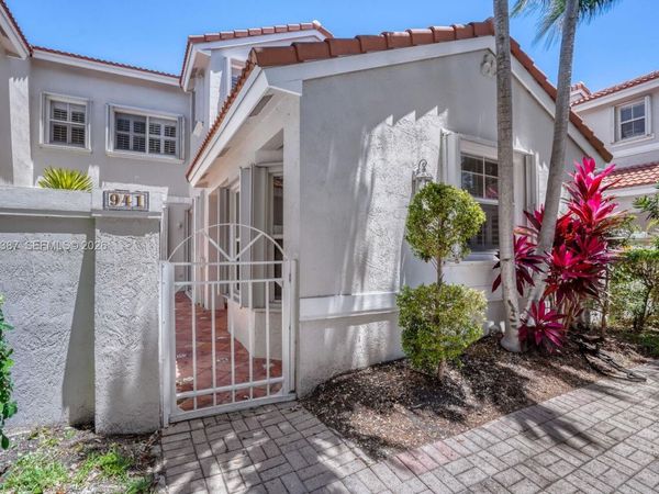 941 Doveplum Ct, Hollywood, FL 33019