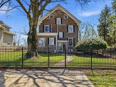 1 Hillcrest Street, Niagara Falls, NY 14303