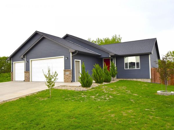 1028 N Mable Cir, Sioux Falls, SD 57103