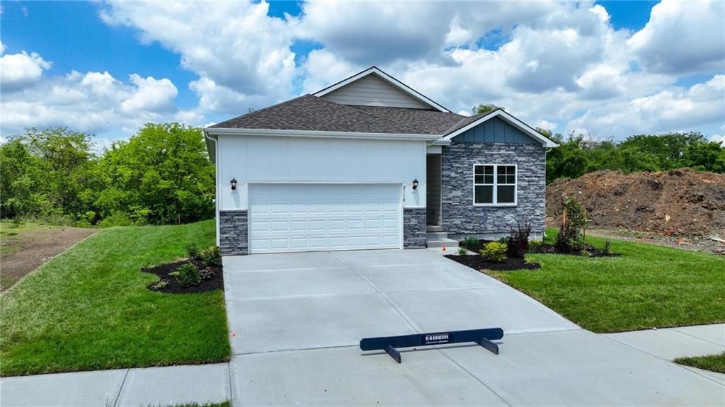 208 Lake Meadows Drive, Smithville, MO 64089 Main Photo