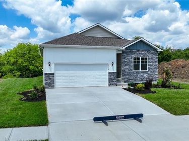208 Lake Meadows Drive, Smithville, MO 64089