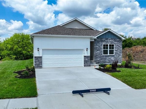 208 Lake Meadows Drive, Smithville, MO 64089