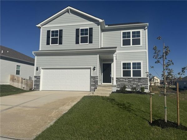300 Lake Meadows Drive, Smithville, MO 64089
