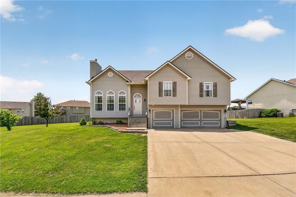 8712 N Robinhood Avenue, Kansas City, MO 64154 Main Photo