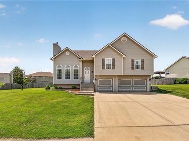 8712 N ROBINHOOD Avenue, Kansas City, MO 64154