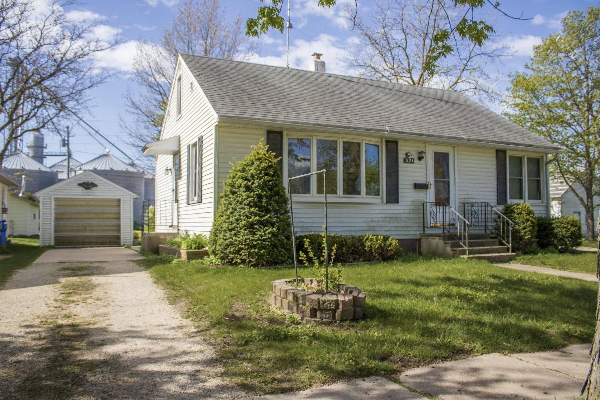 531 W 2nd Avenue, Cresco, IA 52136 Main Photo