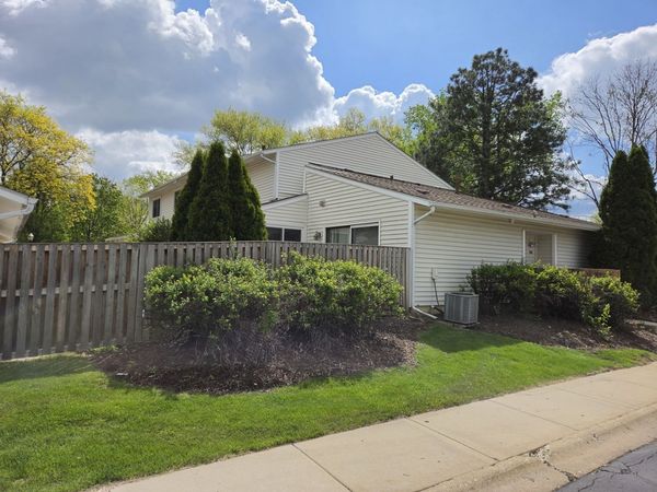 19 Wintergreen Court , Woodridge, IL 60517
